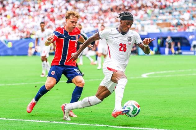 RECORD DATE NOT STATED FIFA World Cup, WM, Weltmeisterschaft, Fussball 2026 - Quarterfinals - Norway v England Noni Madueke player of England and Andreas Schjelderup player of Norway during the FIFA World Cup quarterfinal match between Norway and England, at Miami Stadium, in Florida, United States, on Saturday, July 11, 2026.(Foto: William Volcov Brazil Photo Press IMAGO) Sports Miami FL United States Copyright: xWILLIAMxVOLCOVx
