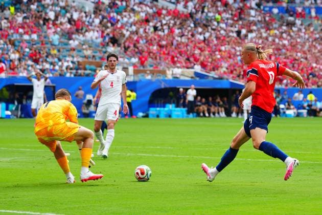 Jordan Pickford of England and Erling Haaland of Norway England v Norway, 2026 FIFA World Cup, WM, Weltmeisterschaft, Fussball Quarter-final, Football, Miami Stadium, Miami, Florida, USA - 11 Jul 2026Miami Miami Stadium Florida (FL) United States of America  Copyright: xJavierxGarcia Shutterstockx 16986211bi