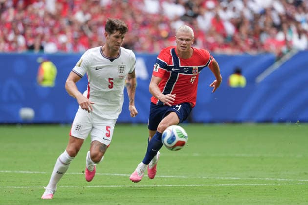Erling Haaland (R) of Norway vies for the ball with John Stones of England during a 2026 FIFA World Cup, WM, Weltmeisterschaft, Fussball quarterfinal match between Norway and England at Hard Rock stadium in Miami, United States, 11 July 2026. FIFA World Cup 2026 - quarterfinal - Norway vs. England !ACHTUNG: NUR REDAKTIONELLE NUTZUNG!  Copyright: xOctavioxGuzmánx AME9046 20260711-55020870020_1