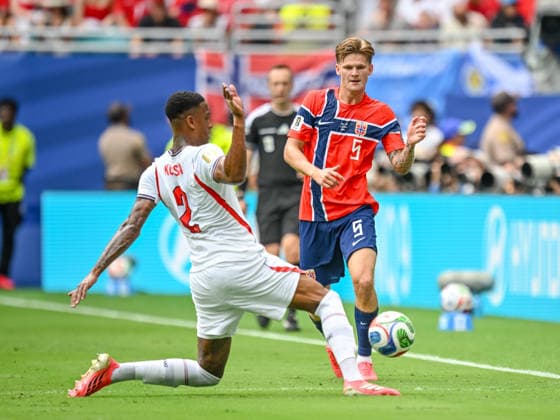 Ezri Konsa (England) and David Moller Wolfe (Norway) battle for the ball during the FIFA World Cup, WM, Weltmeisterschaft, Fussball 2026 Quarter Final match between Norway and England at Miami Stadium on July 11, 2026 in Miami Gardens, United States. (Photo by Harry Langer DeFodi Images) - *** Ezri Konsa of England and David Moller Wolfe of Norway battle for the ball during the 2026 FIFA World Cup quarterfinal match between Norway and England at Miami Stadium on July 11, 2026, in Miami Gardens, United States. Photo by Harry Langer, DeFodi Images