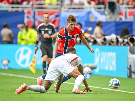 Ezri Konsa (England) and David Moller Wolfe (Norway) battle for the ball during the FIFA World Cup, WM, Weltmeisterschaft, Fussball 2026 Quarter Final match between Norway and England at Miami Stadium on July 11, 2026 in Miami Gardens, United States. (Photo by Harry Langer DeFodi Images) - *** Ezri Konsa of England and David Moller Wolfe of Norway battle for the ball during the 2026 FIFA World Cup quarterfinal match between Norway and England at Miami Stadium on July 11, 2026, in Miami Gardens, United States. Photo by Harry Langer, DeFodi Images