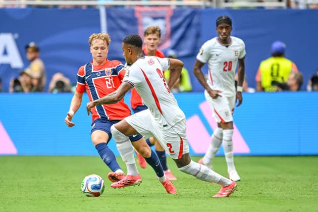 Andreas Schjelderup (Norway) and Ezri Konsa (England) battle for the ball during the FIFA World Cup, WM, Weltmeisterschaft, Fussball 2026 Quarter Final match between Norway and England at Miami Stadium on July 11, 2026 in Miami Gardens, United States. (Photo by Harry Langer DeFodi Images) - *** Andreas Schjelderup of Norway and Ezri Konsa of England battle for the ball during the 2026 FIFA World Cup quarterfinal match between Norway and England at Miami Stadium on July 11, 2026, in Miami Gardens, United States. Photo by Harry Langer, DeFodi Images