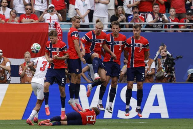 FIFA World Cup, WM, Weltmeisterschaft, Fussball 2026 quarterfinals - Norway vs England Players of Norway defend a free kick during the FIFA World Cup 2026 quarterfinals match Norway against England, in Miami, Florida, USA, 11 July 2026. MIAMI United States  Copyright: xSHAWNxTHEWx