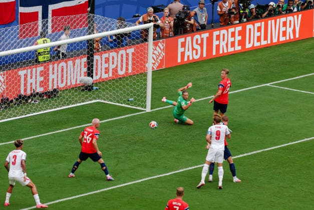 2026 FIFA World Cup, WM, Weltmeisterschaft, Fussball Quarter Final England v Norway Miami Stadium, Miami 11.07.2026 Cross put in to Nico O Reilly of England 2026 FIFA World Cup Quarter Final England v Norway Miami Stadium, Miami 11.07.2026 Photograph By Marc Aspland The Times  Copyright: xMarcxAsplandx NINTCHDBPICT001094779116