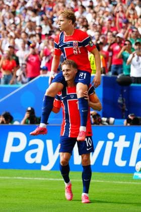 Andreas Schjelderup of Norway celebrates his goal with Martin odegaard England v Norway, 2026 FIFA World Cup, WM, Weltmeisterschaft, Fussball Quarter-final, Football, Miami Stadium, Miami, Florida, USA - 11 Jul 2026Miami Miami Stadium Florida (FL) United States of America  Copyright: xJavierxGarcia Shutterstockx 16986211bj