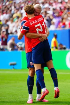 Andreas Schjelderup of Norway celebrates his goal with Erling Haaland England v Norway, 2026 FIFA World Cup, WM, Weltmeisterschaft, Fussball Quarter-final, Football, Miami Stadium, Miami, Florida, USA - 11 Jul 2026Miami Miami Stadium Florida (FL) United States of America  Copyright: xMichaelxZemanek Shutterstockx 16986212bh