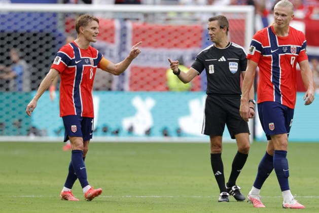 FIFA World Cup, WM, Weltmeisterschaft, Fussball 2026 quarterfinals - Norway vs England Referee Clement Turpin (R) talks with Martin Odegaard of Norway during the FIFA World Cup 2026 quarterfinals match Norway against England, in Miami, Florida, USA, 11 July 2026. MIAMI United States  Copyright: xSHAWNxTHEWx