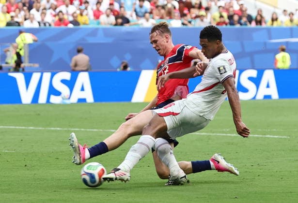 FIFA World Cup, WM, Weltmeisterschaft, Fussball 2026 quarterfinals - Norway vs England Jude Bellingham (R) of England scores the 1-1 during the FIFA World Cup 2026 quarterfinals match Norway against England, in Miami, USA, 11 July 2026. MIAMI United States  Copyright: xRONALDxWITTEKx