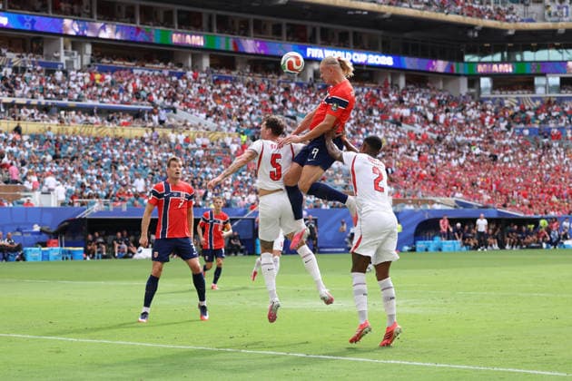 Football - FIFA World Cup, WM, Weltmeisterschaft, Fussball - Quarter Final - Norway v England 11th July 2026 - FIFA World Cup - Quarter Final - Norway v England - Erling Haaland of Norway climbs above John Stones of England (L) and Ezri Konsa of England to win a header - Photo: Simon Stacpoole Offside. Miami USA *** Fußball – FIFA-Weltmeisterschaft, Viertelfinale: Norwegen gegen England, 11. Juli 2026 FIFA-Weltmeisterschaft, Viertelfinale: Norwegen gegen England Erling Haaland aus Norwegen springt höher als John Stones (links) und Ezri Konsa aus England und gewinnt das Kopfballduell. Foto: Simon Stacpoole, Offside, Miami, USA  Copyright: xSimonxStacpoolexOffside