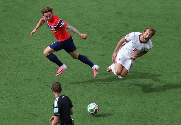 FIFA World Cup, WM, Weltmeisterschaft, Fussball 2026 quarterfinals - Norway vs England Patrick Berg of Norway (L) and Harry Kane of England in action during the FIFA World Cup 2026 quarterfinals match Norway against England, in Miami, USA, 11 July 2026. MIAMI United States  Copyright: xCRISTOBALxHERRERA-ULASHKEVICHx