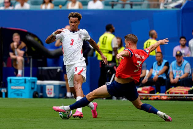 Nico O™Reilly and Alexander Sorloth seen during FIFA World Cup, WM, Weltmeisterschaft, Fussball 2026 quarterfinal game between national teams of Norway and England (Edmung Wong Ball Raw Images) Miami Hard Rock Stadium USA Copyright: xEdmundxWongx edmundwong_norway_england_2526