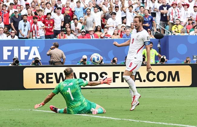 FIFA World Cup, WM, Weltmeisterschaft, Fussball 2026 quarterfinals - Norway vs England Harry Kane (R) of England scores against goalkeeper Orjan Nyland of Norway but the goal was disallowed as Kane was flagged offside during the FIFA World Cup 2026 quarterfinals match Norway against England, in Miami, USA, 11 July 2026. MIAMI United States  Copyright: xRONALDxWITTEKx