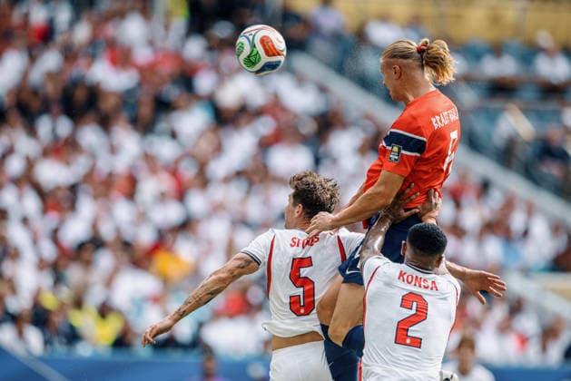 Norway vs England MIAMI, FL - 11.07.2026: NORWAY VS ENGLAND - John Stones and Ezri Konsa of England challenge for the ball with Erling Haaland of Norway during the match between Norway and England in the quarterfinals of the 2026 World Cup, held at Hard Rock Stadium in Miami, United States. (Photo: Marcelo Machado de Melo Fotoarena) x2983081x  MarceloxMachadoxdexMelo
