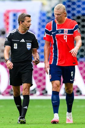 260711 Referee ClÃ ment Turpin and Erling Braut Haaland of Norway during the FIFA World Cup, WM, Weltmeisterschaft, Fussball 2026 quarter-final football match between Norway and England on July 11, 2026 in Miami. Photo: Jon Olav Nesvold BILDBYRAN COP 217 VG0992 bbeng fotboll football soccer fotball vm fotbolls-vm fotball-vm fotbolls-vm 2026 fifa world cup 2026 kvartfinale kvartsfinal quarterfinal quarter-final england norge norway *** July 11, 2026: Referee Clément Turpin and Erling Braut Haaland of Norway during the 2026 FIFA World Cup quarterfinal soccer match between Norway and England on July 11, 2026 in Miami. Photo by Jon Olav Nesvold. BILDBYRAN COP 217 VG0992 bbeng soccer football fotball World Cup soccer World Cup fotball World Cup soccer World Cup 2026 FIFA World Cup 2026 quarterfinal quarterfinal quarter final England Norway  Copyright: JONxOLAVxNESVOLD BB260711JE083
