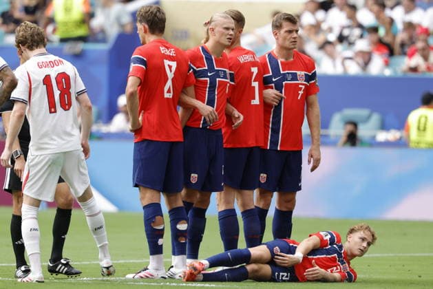 FIFA World Cup, WM, Weltmeisterschaft, Fussball 2026 quarterfinals - Norway vs England Players of Norway line up for a wall to defend a free kick during the FIFA World Cup 2026 quarterfinals match Norway against England, in Miami, Florida, USA, 11 July 2026. MIAMI United States  Copyright: xSHAWNxTHEWx