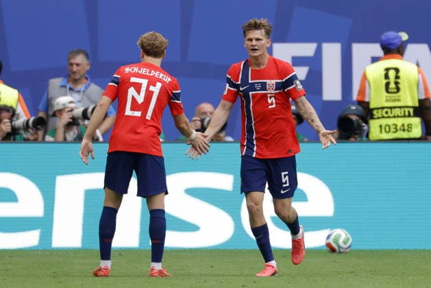 FIFA World Cup, WM, Weltmeisterschaft, Fussball 2026 quarterfinals - Norway vs England Andreas Schjelderup (L) and David Moller Wolfe (R) of Norway interact during the FIFA World Cup 2026 quarterfinals match Norway against England, in Miami, Florida, USA, 11 July 2026. MIAMI United States  Copyright: xSHAWNxTHEWx