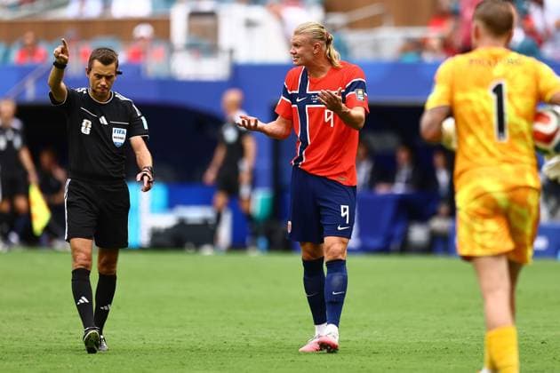 Erling Haaland reacts after Norway have a goal disallowed England v Norway, 2026 FIFA World Cup, WM, Weltmeisterschaft, Fussball Quarter-final, Football, Miami Stadium, Miami, Florida, USA - 11 Jul 2026Miami Miami Stadium Florida (FL) United States of America  Copyright: xMichaelxZemanek Shutterstockx 16986212bv