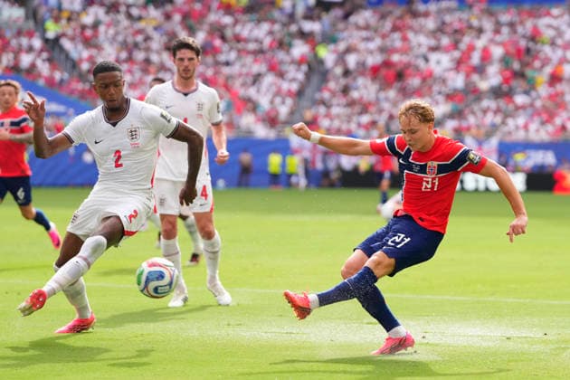 Norway v England: Quarter Final - FIFA World Cup, WM, Weltmeisterschaft, Fussball 2026 Andreas Schjelderup of Norway shoots to score his team s first goal during the FIFA World Cup 2026 Quarter Final match between Norway and England at Miami Stadium on July 11, 2026 in Miami Gardens, United States. Miami Gardens FL United States  Copyright: xJosexBretonx originalFilename:bretonhernandez-norwayve260711_nposZ.jpg