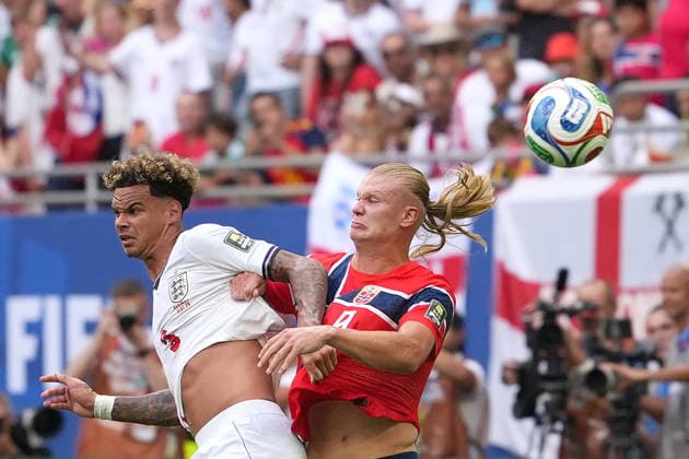 Erling Haaland (R) of Norway vies for the ball with Nico O’Reilly (L) of England during a 2026 FIFA World Cup, WM, Weltmeisterschaft, Fussball quarterfinal match between Norway and England at Hard Rock stadium in Miami, United States, 11 July 2026. FIFA World Cup 2026 - quarterfinal - Norway vs. England !ACHTUNG: NUR REDAKTIONELLE NUTZUNG!  Copyright: xAlbertoxBoalx GR7004 20260711-55020870298_1
