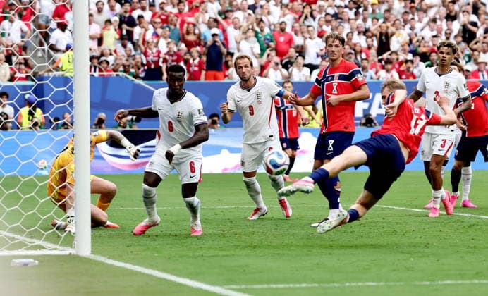 FIFA World Cup, WM, Weltmeisterschaft, Fussball 2026 quarterfinals - Norway vs England Torbjorn Heggem (R) of Norway scores the second goal of his team during the FIFA World Cup 2026 quarterfinals match Norway against England, in Miami, USA, 11 July 2026. MIAMI United States  Copyright: xRONALDxWITTEKx