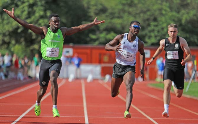 Norddeutsche Leichtathletik-Meisterschaften in Bremen: Noah Olabisi (SV Werder Bremen) siegt im Finale über 100 Meter mit neuem Bremer Landesrekord vor James Adebola (SCC Berlin). *** North German Track and Field Championships in Bremen: Noah Olabisi of SV Werder Bremen wins the 100-meter final with a new Bremen state record, ahead of James Adebola of SCC Berlin