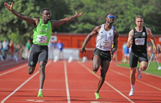 Norddeutsche Leichtathletik-Meisterschaften in Bremen: Noah Olabisi (SV Werder Bremen) siegt im Finale über 100 Meter mit neuem Bremer Landesrekord vor James Adebola (SCC Berlin). *** North German Track and Field Championships in Bremen: Noah Olabisi of SV Werder Bremen wins the 100-meter final with a new Bremen state record, ahead of James Adebola of SCC Berlin