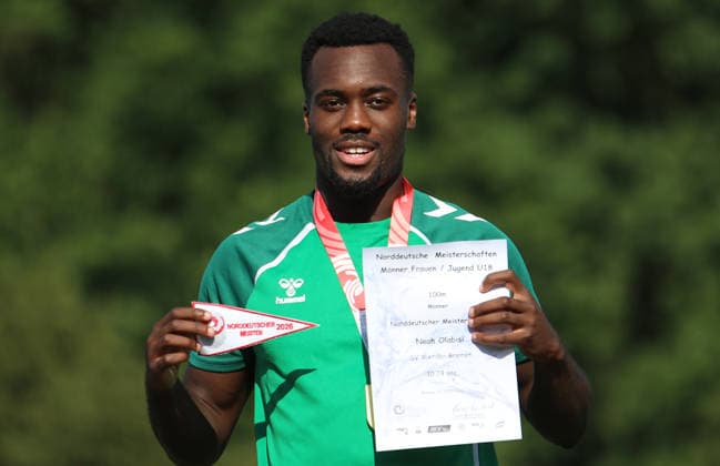 Norddeutsche Leichtathletik-Meisterschaften in Bremen: Noah Olabisi (SV Werder Bremen) siegt im Finale über 100 Meter mit neuem Bremer Landesrekord. *** North German Track and Field Championships in Bremen: Noah Olabisi of SV Werder Bremen Wins the 100-Meter Final with a New Bremen State Record