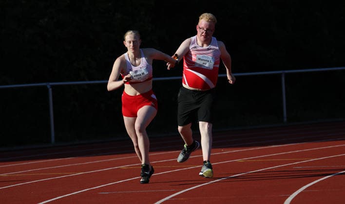 Norddeutsche Leichtathletik-Meisterschaften in Bremen: Eine Staffel des Bremer LT trat im Wettbewerb 4x100-Meter-Mixed an. *** North German Track and Field Championships in Bremen: A relay team from Bremer LT competed in the mixed 4x100-meter race
