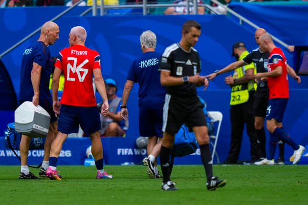 Fotball-VM 2026: Norge - England Miami Gardens, Florida , USA 20260711. Norges Julian Ryerson ut med skade under kvartfinalen i fotball-VM 2026 mellom Norge og England pa Miami stadion. Foto: Fredrik Varfjell NTB Miami Gardens, Florida USA EDITORIAL USE ONLY. RESTRICTED USE FOR BETTING COMPANIES Ref:_SPO_eI_7jIGo5M.jpg *** 2026 World Cup: Norway vs. England, Miami Gardens, Florida, USA 20260711 Norway’s Julian Ryerson exits with an injury during the quarterfinal match of the 2026 FIFA World Cup between Norway and England at Miami Stadium. Photo: Fredrik Varfjell, NTB, Miami Gardens, Florida, USA. EDITORIAL USE ONLY. RESTRICTED USE FOR BETTING COMPANIES  Copyright: xFredrikxVarfjellx xNTBx
