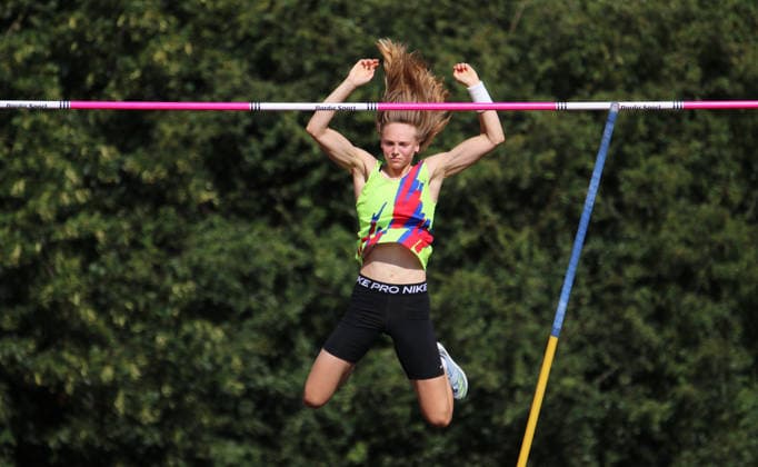 Norddeutsche Leichtathletik-Meisterschaften in Bremen: Paula Löbe (SC Rönnau 74) siegte im Stabhochsprung der Frauen. *** North German Track and Field Championships in Bremen: Paula Löbe of SC Rönnau 74 won the women s pole vault