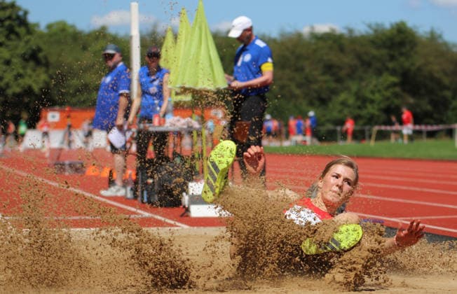 Norddeutsche Leichtathletik-Meisterschaften in Bremen: Charlotte Waldkirch (VfL Eintracht Hannover) wurde Zweite im Weitsprung der Frauen. *** North German Track and Field Championships in Bremen: Charlotte Waldkirch of VfL Eintracht Hannover took second place in the women s long jump