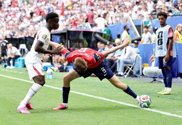 FIFA World Cup, WM, Weltmeisterschaft, Fussball 2026 quarterfinals - Norway vs England Bukayo Saka (L) of England and David Moller Wolfe of Norway in action during the FIFA World Cup 2026 quarterfinals match Norway against England, in Miami, USA, 11 July 2026. MIAMI United States  Copyright: xRONALDxWITTEKx