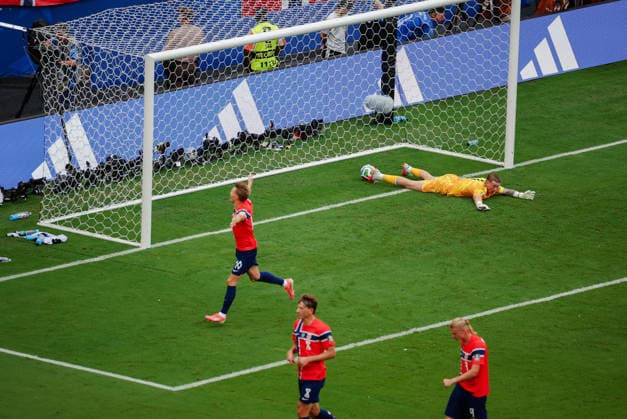 2026 FIFA World Cup, WM, Weltmeisterschaft, Fussball Quarter Final England v Norway Miami Stadium, Miami 11.07.2026 Torbjorn Heggem of Norway scores, but the goal is overturned after Erling Haaland of Norway pushed Elliot Anderson of England 2026 FIFA World Cup Quarter Final England v Norway Miami Stadium, Miami 11.07.2026 Photograph By Marc Aspland The Times  Copyright: xMarcxAsplandx NINTCHDBPICT001094789772