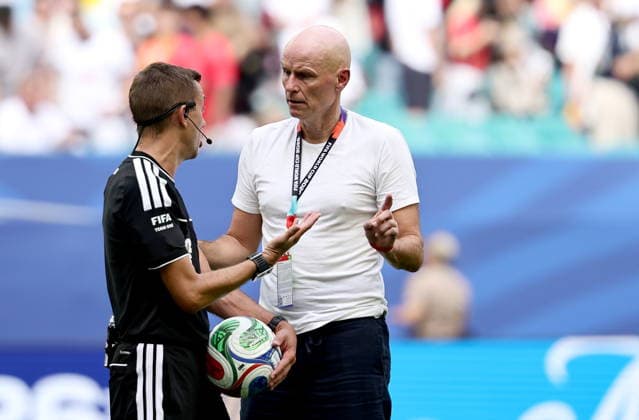 FIFA World Cup, WM, Weltmeisterschaft, Fussball 2026 quarterfinals - Norway vs England Norway s head coach Stale Solbakken (R) talks to referee Clement Turpin at halftime during the FIFA World Cup 2026 quarterfinals match Norway against England, in Miami, USA, 11 July 2026. MIAMI United States  Copyright: xRONALDxWITTEKx