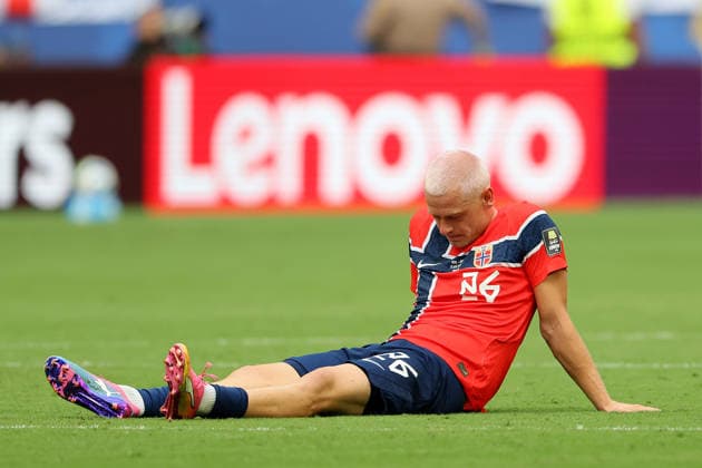 Norway v England: Quarter Final - FIFA World Cup, WM, Weltmeisterschaft, Fussball 2026 Julian Ryerson of Norway is injured during the FIFA World Cup 2026 Quarter Final match between Norway and England at Miami Stadium on July 11, 2026 in Miami Gardens, United States. Miami Gardens Miami Stadium FL United States Copyright: xAllstarxPicturexLibraryxLtdx