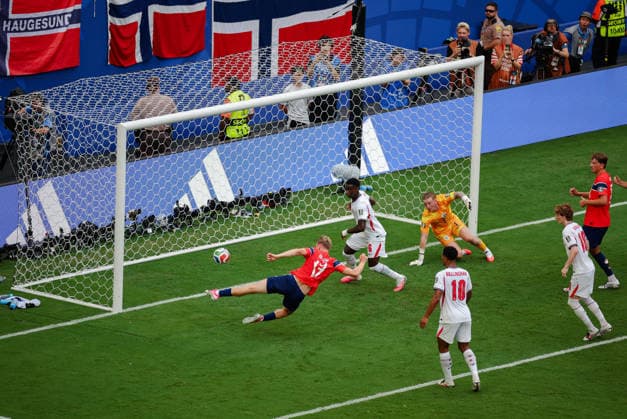 2026 FIFA World Cup, WM, Weltmeisterschaft, Fussball Quarter Final England v Norway Miami Stadium, Miami 11.07.2026 Torbjorn Heggem of Norway scores, but the goal is overturned after Erling Haaland of Norway pushed Elliot Anderson of England 2026 FIFA World Cup Quarter Final England v Norway Miami Stadium, Miami 11.07.2026 Photograph By Marc Aspland The Times  Copyright: xMarcxAsplandx NINTCHDBPICT001094790447
