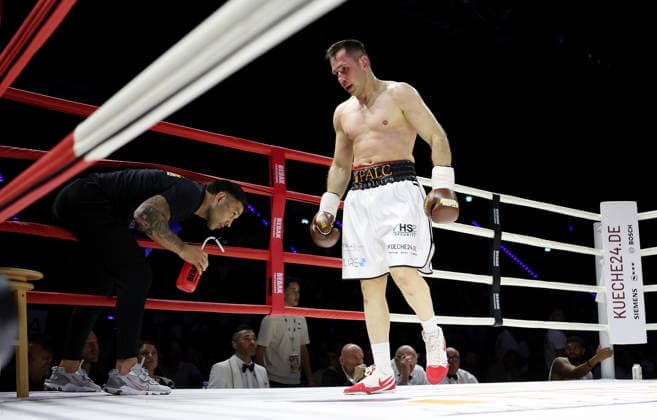 Stuttgart , Boxen Felix Sturm vs. Granit Stein, Felix Sturm enhttäuscht *** Stuttgart, Boxing: Felix Sturm vs. Granit Stein; Felix Sturm Disappoints