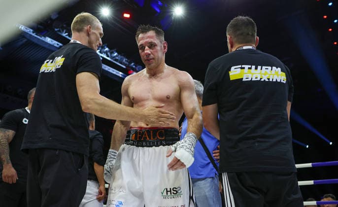 Stuttgart , Boxen Felix Sturm vs. Granit Stein, Felix Sturm enhttäuscht *** Stuttgart, Boxing: Felix Sturm vs. Granit Stein; Felix Sturm Disappoints