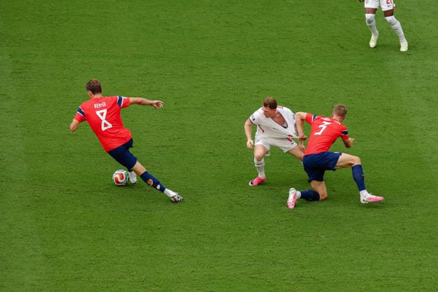 2026 FIFA World Cup, WM, Weltmeisterschaft, Fussball Quarter Final England v Norway Miami Stadium, Miami 11.07.2026 Sander Berge of Norway, Elliot Anderson of England and Kristoffer Ajer of Norway 2026 FIFA World Cup Quarter Final England v Norway Miami Stadium, Miami 11.07.2026 Photograph By Marc Aspland The Times  Copyright: xMarcxAsplandx NINTCHDBPICT001094791514