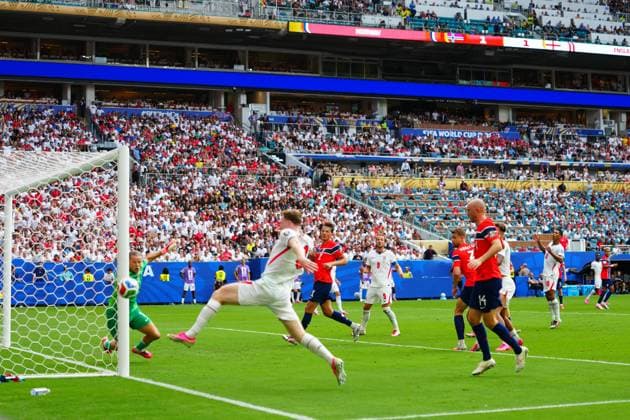 Bukayo Saka of England s cross just drifts wide England v Norway, 2026 FIFA World Cup, WM, Weltmeisterschaft, Fussball Quarter-final, Football, Miami Stadium, Miami, Florida, USA - 11 Jul 2026Miami Miami Stadium Florida (FL) United States of America  Copyright: xJavierxGarcia Shutterstockx 16986211cs
