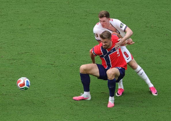 FIFA World Cup, WM, Weltmeisterschaft, Fussball 2026 quarterfinals - Norway vs England Elliot Anderson of England (R) and Kristoffer Ajer of Norway in action during the FIFA World Cup 2026 quarterfinals match Norway against England, in Miami, USA, 11 July 2026. MIAMI United States  Copyright: xCRISTOBALxHERRERA-ULASHKEVICHx