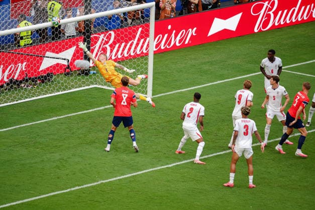 2026 FIFA World Cup, WM, Weltmeisterschaft, Fussball Quarter Final England v Norway Miami Stadium, Miami 11.07.2026 Kristoffer Ajer of Norway hits the crossbar from a header 2026 FIFA World Cup Quarter Final England v Norway Miami Stadium, Miami 11.07.2026 Photograph By Marc Aspland The Times  Copyright: xMarcxAsplandx NINTCHDBPICT001094792592