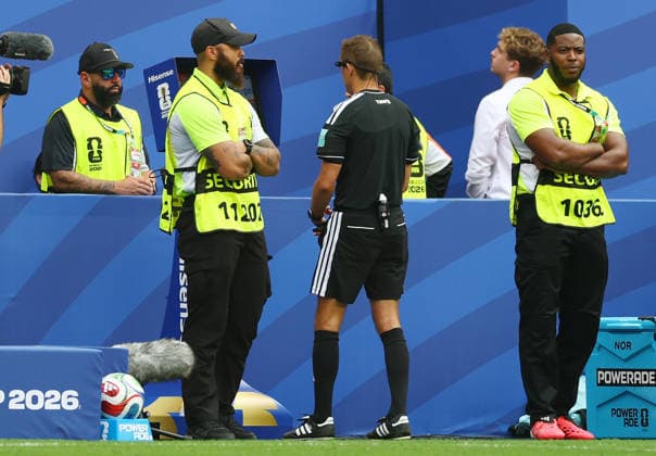 Referee Clement Turpin reviews the VAR after a Norway goal by Torbjorn Heggem in the second half of a Quarter-final FIFA World Cup, WM, Weltmeisterschaft, Fussball match against England at Miami Stadium in Miami, Florida, on Saturday, July 11, 2026. The goal was disallowed as Norway s Erling Haaland was called for a foul before the ball was in play.  MIA20260711816 CHRISTIANxBRUNSKILL