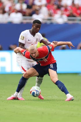 Football - FIFA World Cup, WM, Weltmeisterschaft, Fussball - Quarter Final - Norway v England 11th July 2026 - FIFA World Cup - Quarter Final - Norway v England - Erling Haaland of Norway battles with Marc Guehi of England - Photo: Simon Stacpoole Offside. Miami USA *** Fußball: FIFA-Weltmeisterschaft, Viertelfinale: Norwegen gegen England, 11. Juli 2026 FIFA-Weltmeisterschaft, Viertelfinale: Norwegen gegen England Erling Haaland aus Norwegen im Zweikampf mit Marc Guehi aus England Foto: Simon Stacpoole Offside, Miami, USA  Copyright: xSimonxStacpoolexOffside