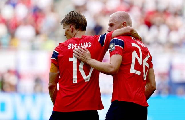 FIFA World Cup, WM, Weltmeisterschaft, Fussball 2026 quarterfinals - Norway vs England Martin Odegaard (L) and Julian Ryerson of Norway during the FIFA World Cup 2026 quarterfinals match Norway against England, in Miami, USA, 11 July 2026. MIAMI United States  Copyright: xRONALDxWITTEKx