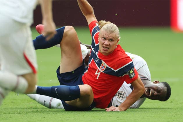 Football - FIFA World Cup, WM, Weltmeisterschaft, Fussball - Quarter Final - Norway v England 11th July 2026 - FIFA World Cup - Quarter Final - Norway v England - Erling Haaland of Norway clatters into Marc Guehi of England - Photo: Simon Stacpoole Offside. Miami USA *** Fußball: FIFA-Weltmeisterschaft, Viertelfinale: Norwegen gegen England, 11. Juli 2026 FIFA-Weltmeisterschaft, Viertelfinale: Norwegen gegen England Erling Haaland aus Norwegen prallt gegen Marc Guehi aus England. Foto: Simon Stacpoole, Offside, Miami, USA  Copyright: xSimonxStacpoolexOffside