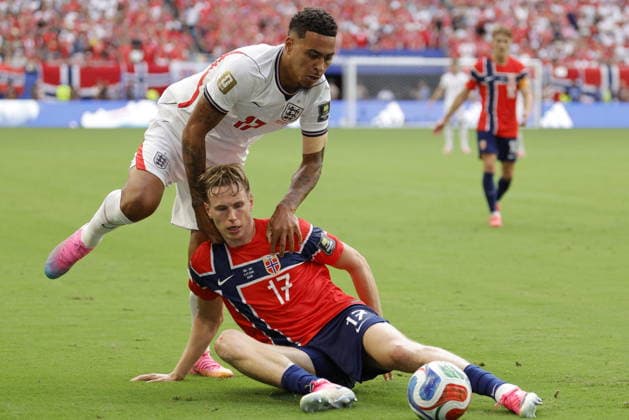 FIFA World Cup, WM, Weltmeisterschaft, Fussball 2026 quarterfinals - Norway vs England Morgan Rogers of England (L) in action against Torbjorn Heggem of Norway (R) during the FIFA World Cup 2026 quarterfinals match Norway against England, in Miami, Florida, USA, 11 July 2026. MIAMI United States  Copyright: xSHAWNxTHEWx