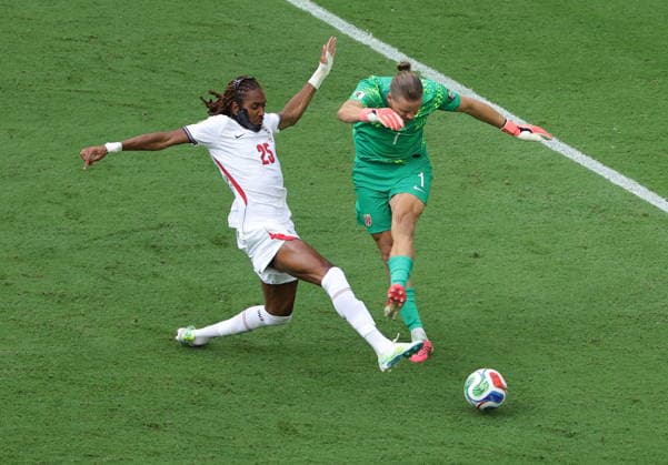FIFA World Cup, WM, Weltmeisterschaft, Fussball 2026 quarterfinals - Norway vs England Djed Spence of England (L) and goalkeeper Orjan Nyland of Norway in action during the FIFA World Cup 2026 quarterfinals match Norway against England, in Miami, USA, 11 July 2026. MIAMI United States  Copyright: xCRISTOBALxHERRERA-ULASHKEVICHx