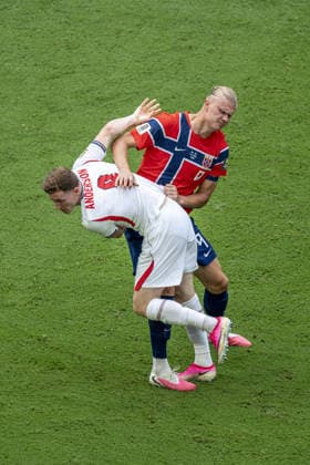 Erling Haaland of Norway (R) and Elliot Anderson of England (L) fight for possession during the FIFA World Cup, WM, Weltmeisterschaft, Fussball 2026 Quarter-final match between Norway and England at Miami Stadium on July 11th,2026 (Photo by Joao Bravo Sports Press Photo)  Copyright: xJoaoxBravo SportsxPressxPhotox Sportspressphoto_SPR189215