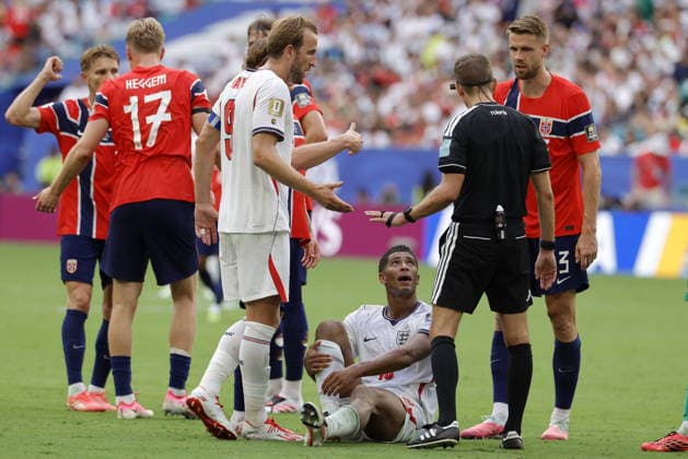 FIFA World Cup, WM, Weltmeisterschaft, Fussball 2026 quarterfinals - Norway vs England Referee Clement Turpin (2-R) interacts with Players of Norway (in red) and Harry Kane of England (C-L) as Jude Bellingham of England (C) sits on the ground during the FIFA World Cup 2026 quarterfinals match Norway against England, in Miami, Florida, USA, 11 July 2026. MIAMI United States  Copyright: xSHAWNxTHEWx